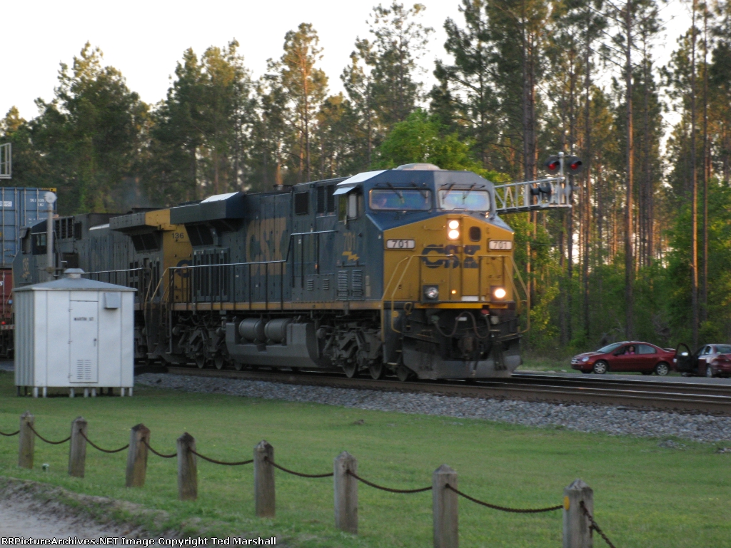 CSX 701 leads today's Q182 northbound